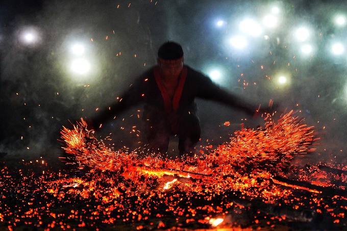 Trai bản chân trần nhảy trên đống lửa cầu may